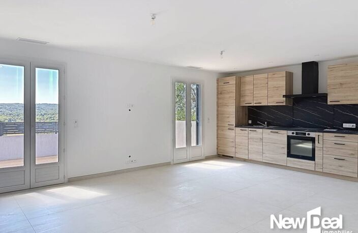 MONTAUROUX _ Appartement rénové de 80m²,  3 chambres, garage et terrain d'environ 1100 m² — photo 2
