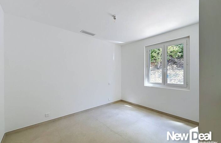 MONTAUROUX _ Appartement rénové de 80m²,  3 chambres, garage et terrain d'environ 1100 m² — photo 5