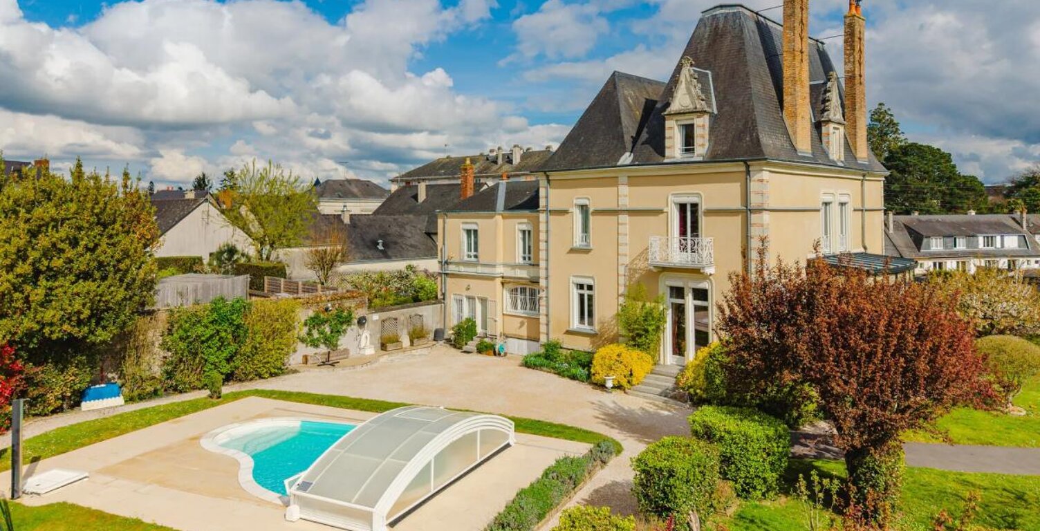 Maison  de charme de 14 pièces de 352 m² à Château-Gontier — photo 1