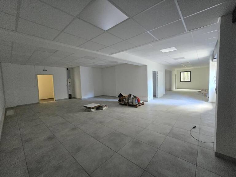 TAMPON - LOCAL / BUREAU DE 121M² — photo 1