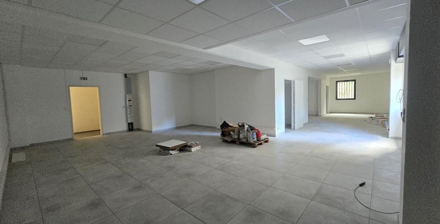 TAMPON - LOCAL / BUREAU DE 121M² — photo 1