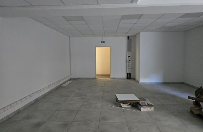TAMPON - LOCAL / BUREAU DE 121M² — photo 2
