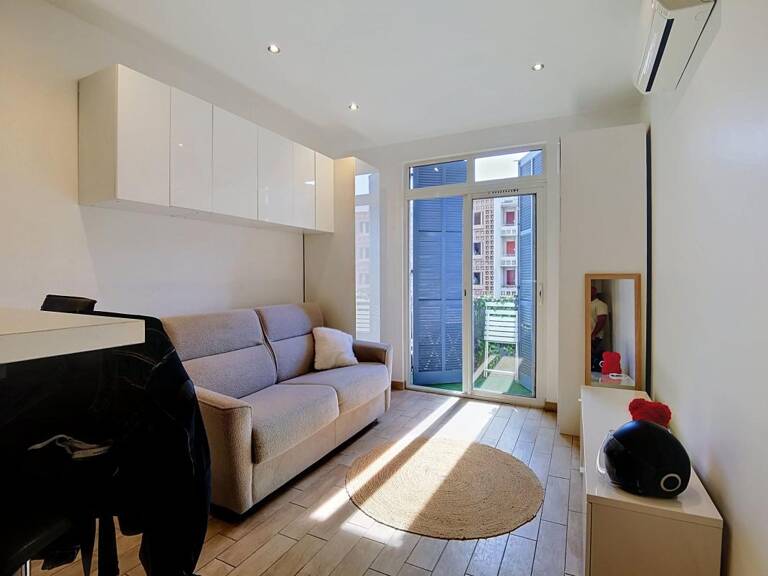 Toulon Le port (83000) Studio 25m² refait a neuf avec balcon — photo 1