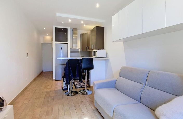 Toulon Le port (83000) Studio 25m² refait a neuf avec balcon — photo 2
