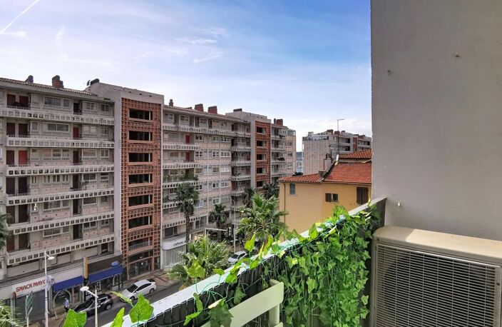 Toulon Le port (83000) Studio 25m² refait a neuf avec balcon — photo 4