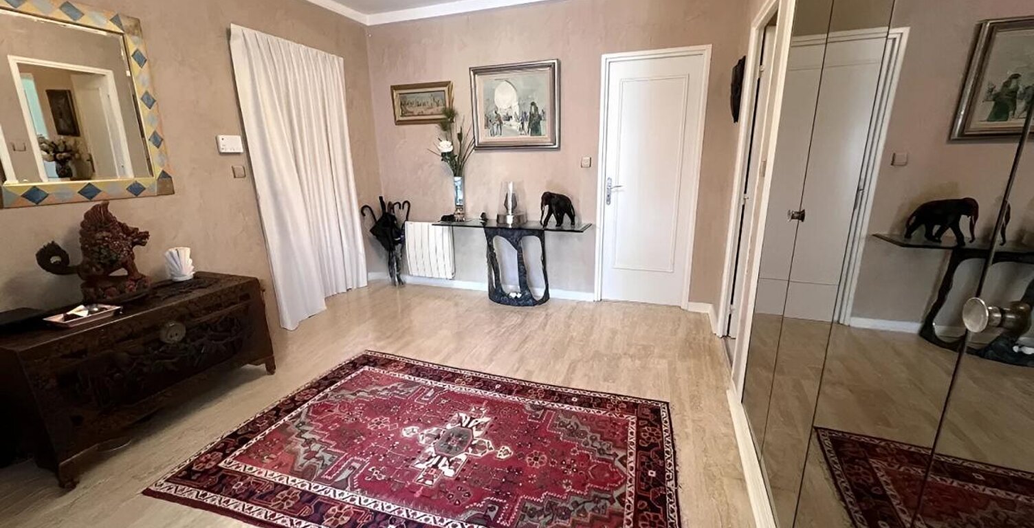CHARBONNIERES  LES BAINS . Appartement  109m2 - 4 pièces- Avec terrasse ,cave et garage — photo 1