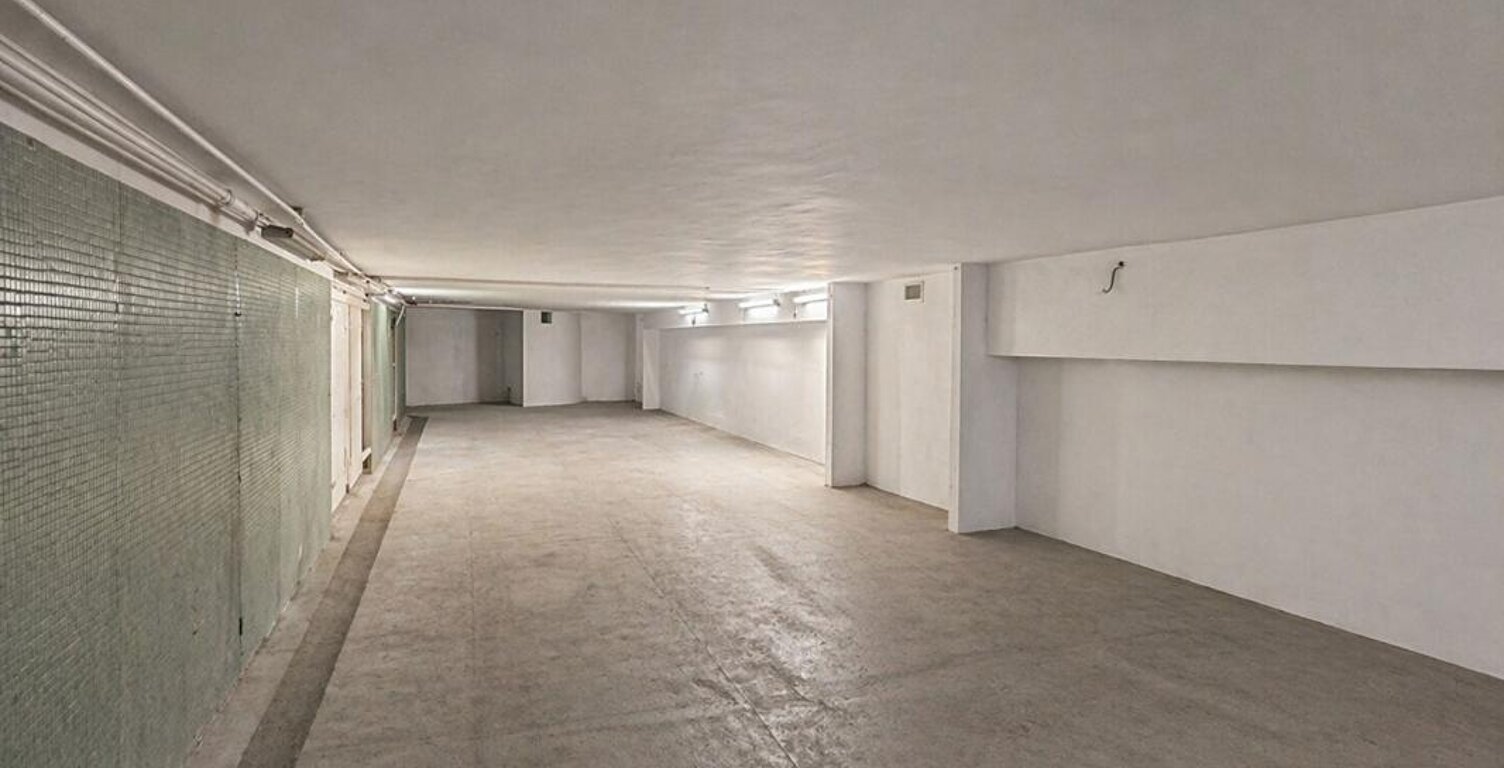 Local / Garage en centre-ville -  Saint Raphael - — photo 1
