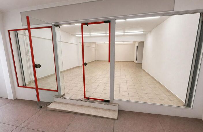 Local / Garage en centre-ville -  Saint Raphael - — photo 2