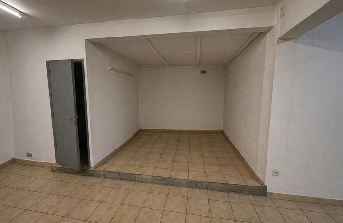 Local / Garage en centre-ville -  Saint Raphael - — photo 4