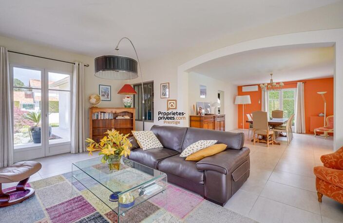 DEPT 33  Mérignac - Maison d'exception 8 pièce(s) 181 m2 avec jardin paysagé et piscine au sel chauffée — photo 2