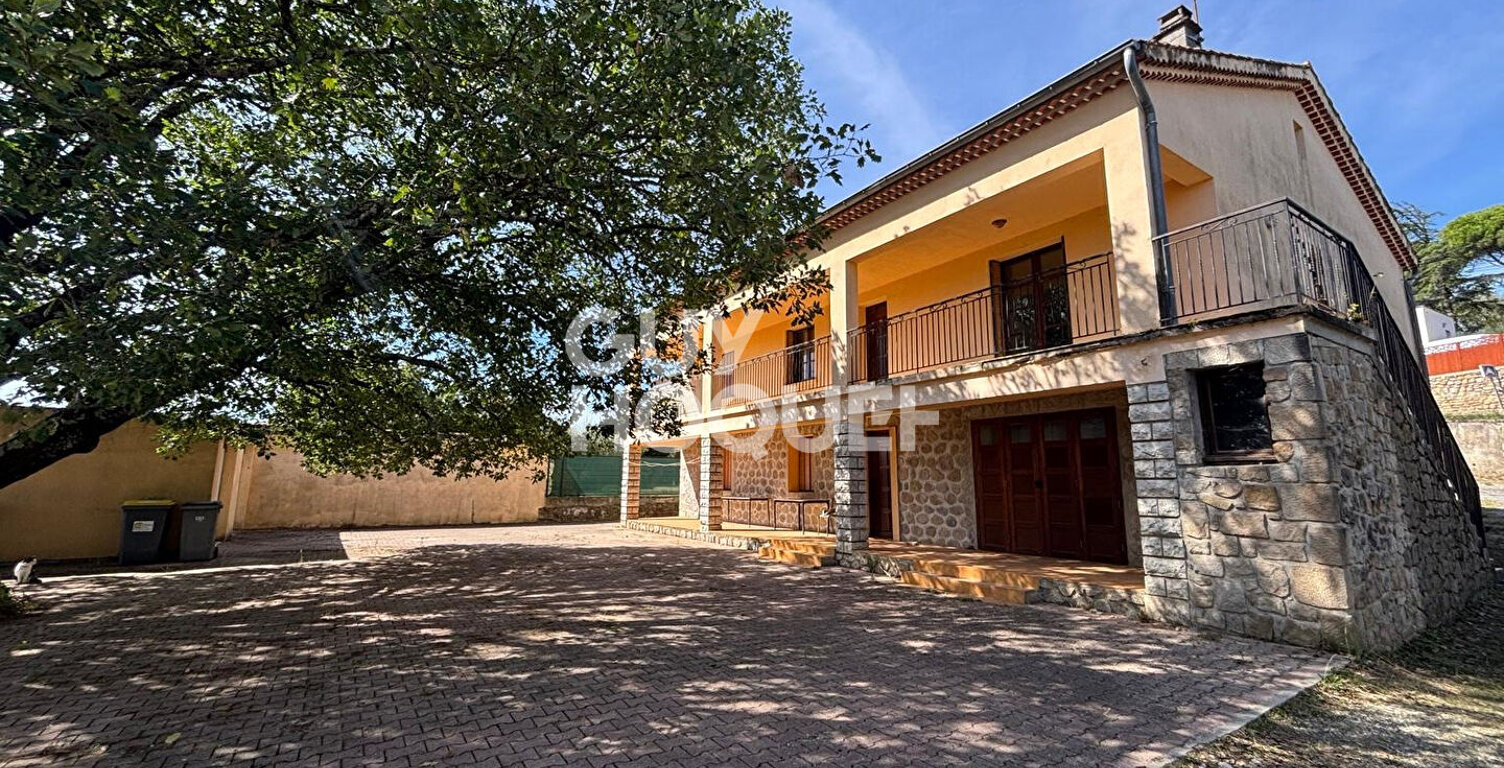 Maison de 220 m2 avec 2 parcelles de terrain constructible sur Saint Etienne De Fontbellon — photo 1