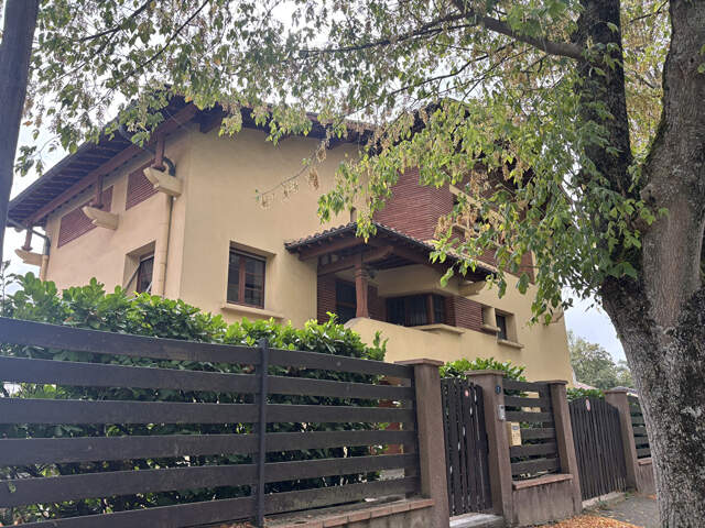 Maison familiale quartier Saint Exupéry  9 pièces ,environ 210 m2 avec terrasse, garage, cave et jardin.. — photo du bien