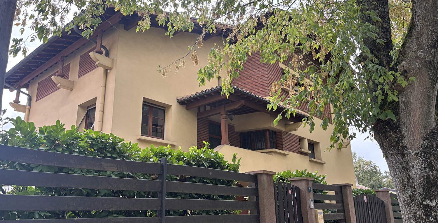 Maison familiale quartier Saint Exupéry  9 pièces ,environ 210 m2 avec terrasse, garage, cave et jardin.. — photo 1