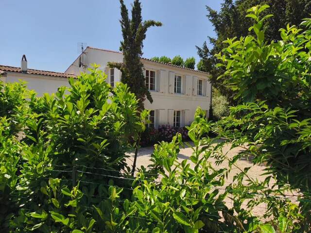 VILLA FAMILIALE 5 CHAMBRES À SAINT-ROMAIN-DE-BENET — photo du bien
