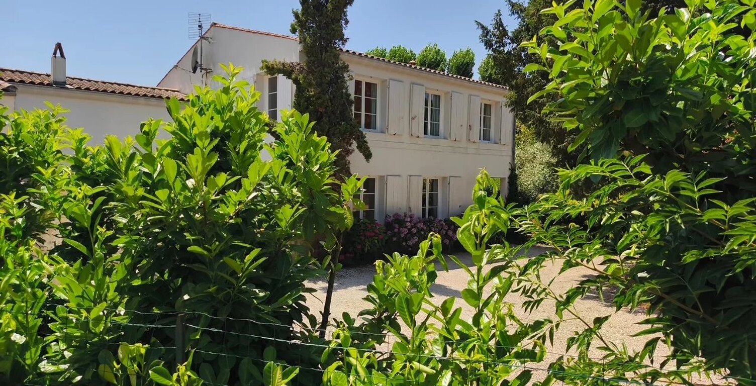 VILLA FAMILIALE 5 CHAMBRES À SAINT-ROMAIN-DE-BENET — photo 1