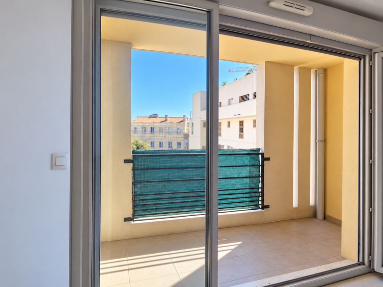 Investissement locatif   Appartement avec terrasse au calme, — photo 1