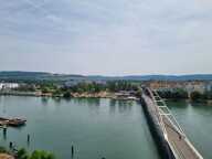 - PIECE A VIVRE LUMINEUSE/GRAND BALCON/SANS VIS-A-VIS/AU BORD DU RHIN PRES DE LA PASSERELLE DES TROI — photo 4