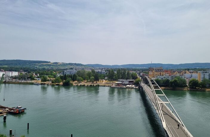 - PIECE A VIVRE LUMINEUSE/GRAND BALCON/SANS VIS-A-VIS/AU BORD DU RHIN PRES DE LA PASSERELLE DES TROI — photo 4