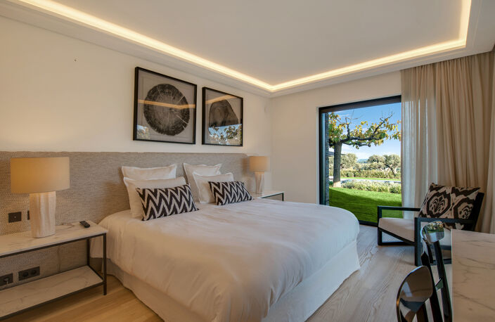 - EXTERIEUR TRIPLE EXPOSITION DE 206m², 3 CHAMBRES AVEC ACCES DIRECT SUR LE JARDIN, GRAND SEJOUR... — photo 3