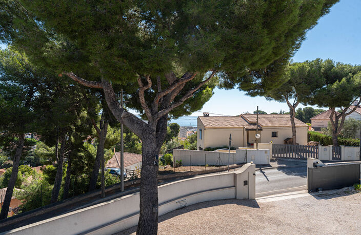 À VENDRE - À CARRY LE ROUET TRÈS BELLE MAISON FAMILIALE DE CHARME T4 AVEC GARAGE — photo 2