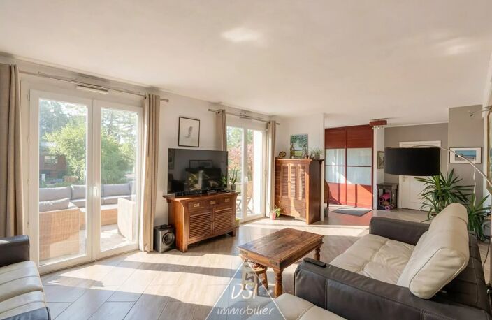 TRAMOYES – SUPERBE MAISON FAMILIALE – 4 CHAMBRES – BUREAU – SALLE À MANGER – SÉJOUR – CUISINE -- PISCINE – TERRASSE – TERRAIN 1 500 m² — photo 2