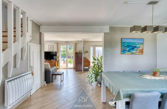 TRAMOYES – SUPERBE MAISON FAMILIALE – 4 CHAMBRES – BUREAU – SALLE À MANGER – SÉJOUR – CUISINE -- PISCINE – TERRASSE – TERRAIN 1 500 m² — photo 3