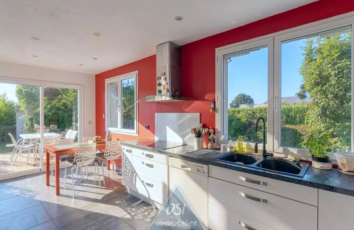 TRAMOYES – SUPERBE MAISON FAMILIALE – 4 CHAMBRES – BUREAU – SALLE À MANGER – SÉJOUR – CUISINE -- PISCINE – TERRASSE – TERRAIN 1 500 m² — photo 5