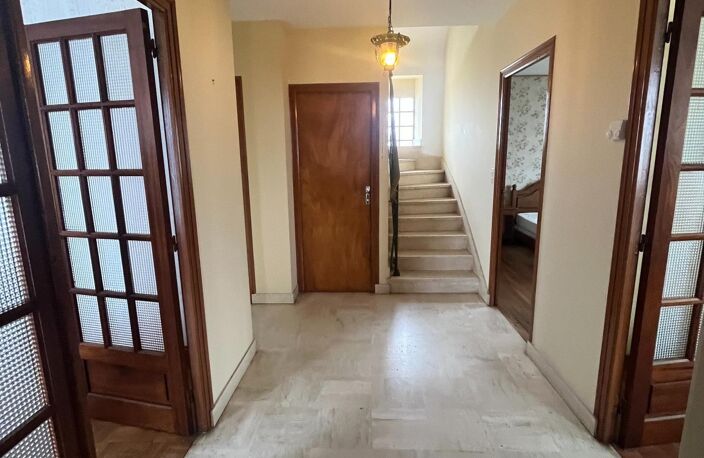Maison de bonne construction à mettre au gout du jour avec sous sol complet — photo 2