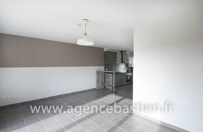 Maison mitoyenne entièrement rénovée - Pregnin — photo 3