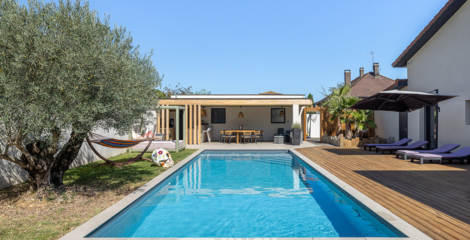 Maison contemporaine aux volumes spectaculaires avec piscine, à Genas — photo 1