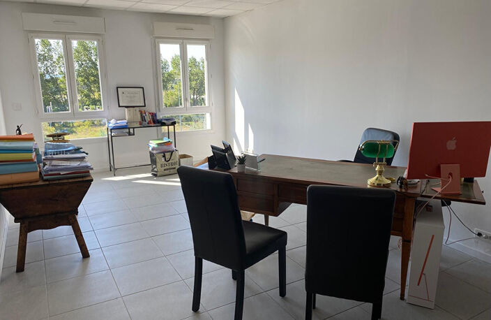 BUREAUX 108M² EGUILLES - PARKING 275 000 — photo 4