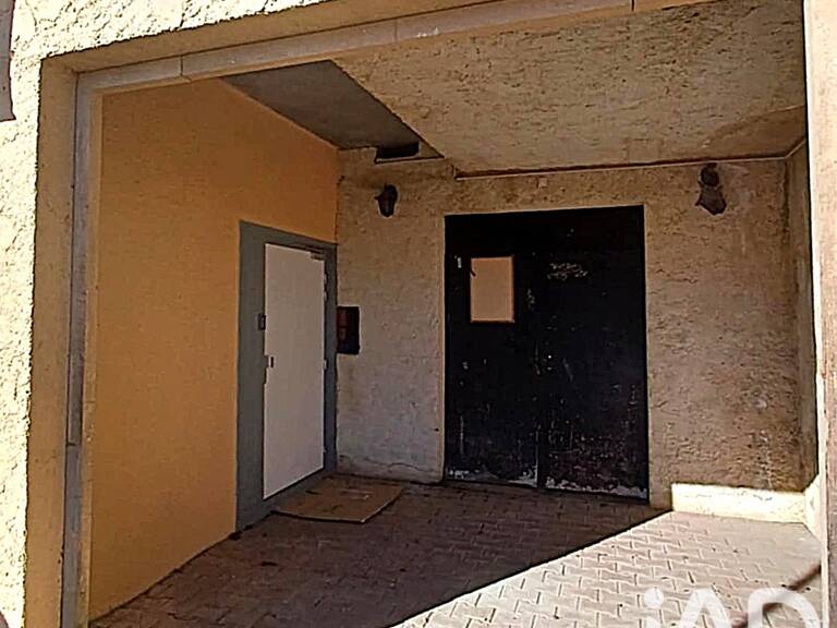 Vente Garage 150 m&sup2; — photo 1