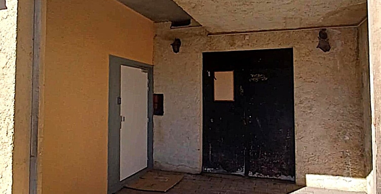 Vente Garage 150 m&sup2; — photo 1
