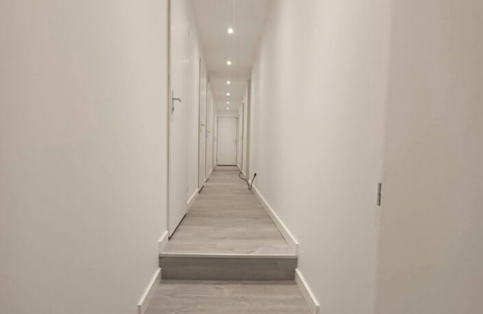 Vente Garage 150 m&sup2; — photo 2