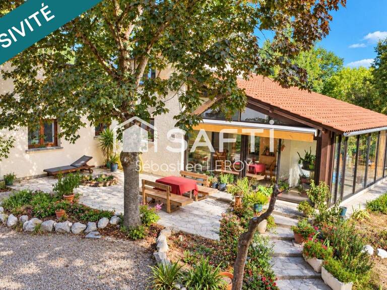Maison avec parc arboré et véranda. — photo 1