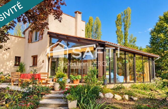 Maison avec parc arboré et véranda. — photo 2