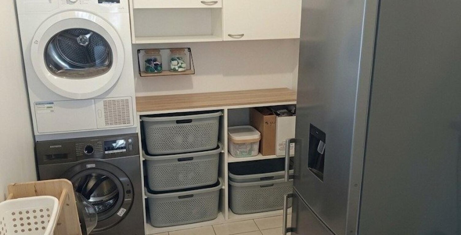 Maison contemporaine dans un environnement de verdure — photo 1