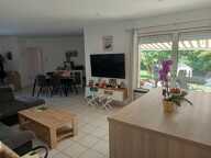 Maison contemporaine dans un environnement de verdure — photo 3