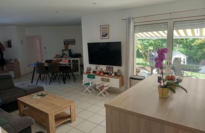 Maison contemporaine dans un environnement de verdure — photo 3