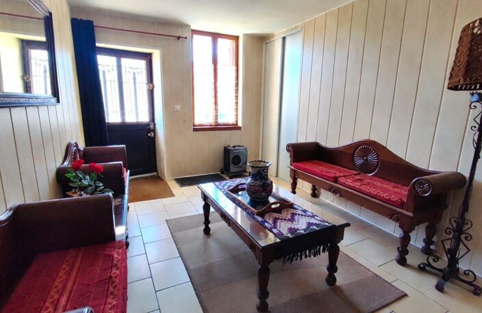 Maison de bourg avec grange attenante et fort potentiel! — photo 2
