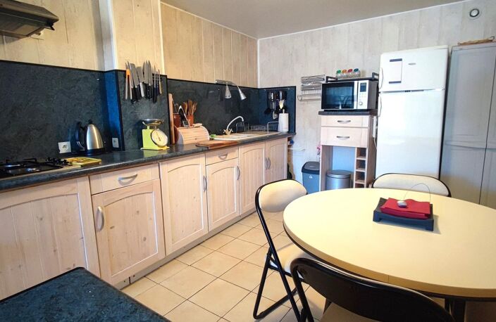 Maison de bourg avec grange attenante et fort potentiel! — photo 3