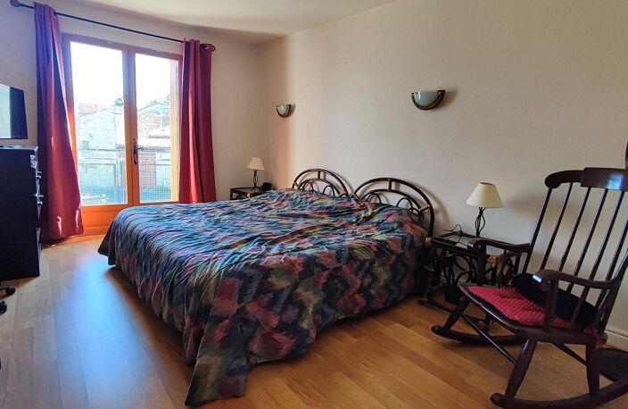 Maison de bourg avec grange attenante et fort potentiel! — photo 5