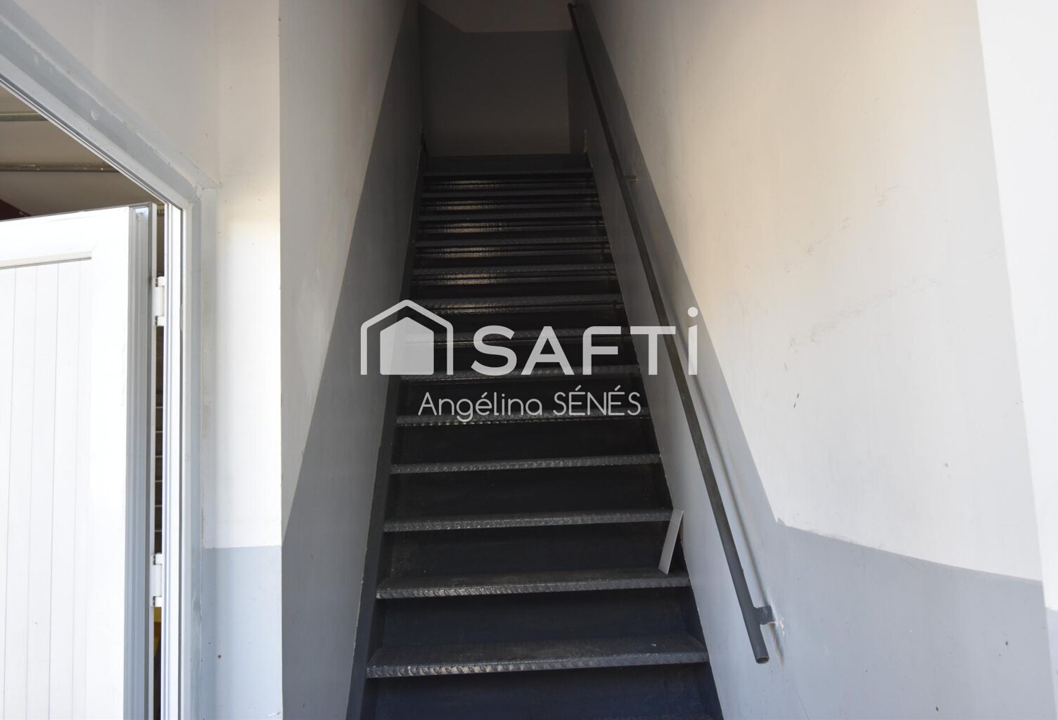 Hangar de stockage + bureaux — photo 1