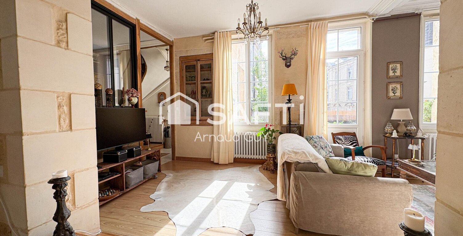 Ancien hôtel particulier situé au cœur de la ville — photo 1