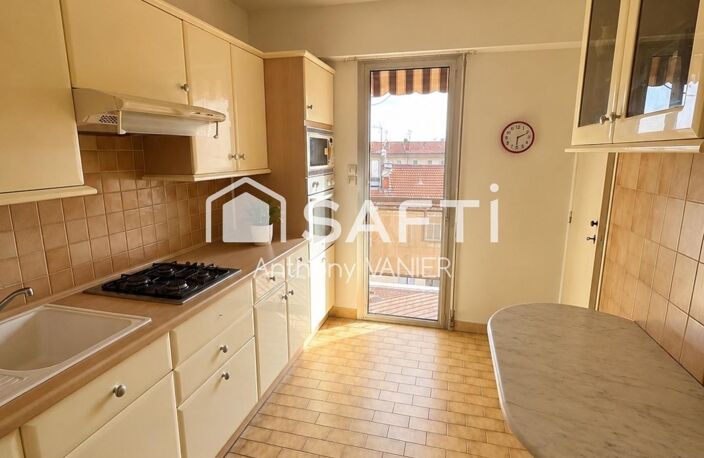 Spacieux appartements, proche bord de mer et commerces. Garage — photo 4