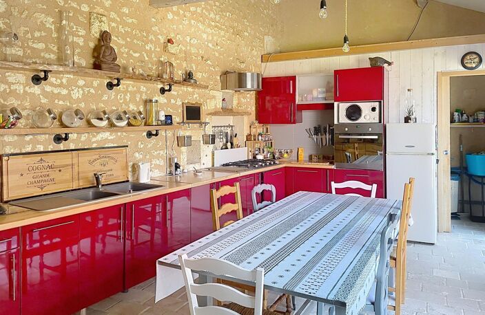 Maison de caractère, gîte, 145 m² de dépendances et piscine — photo 2