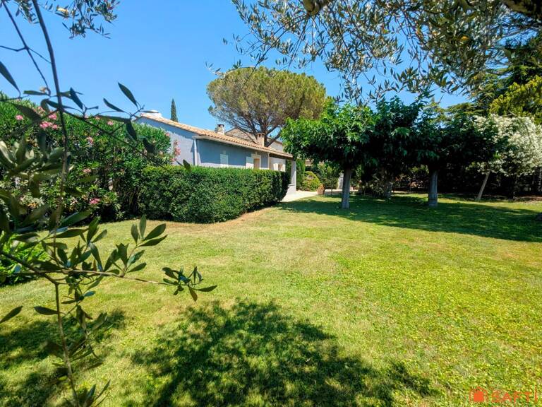 Plain-pied avec piscine sur un magnifique terrain arboré. — photo 1