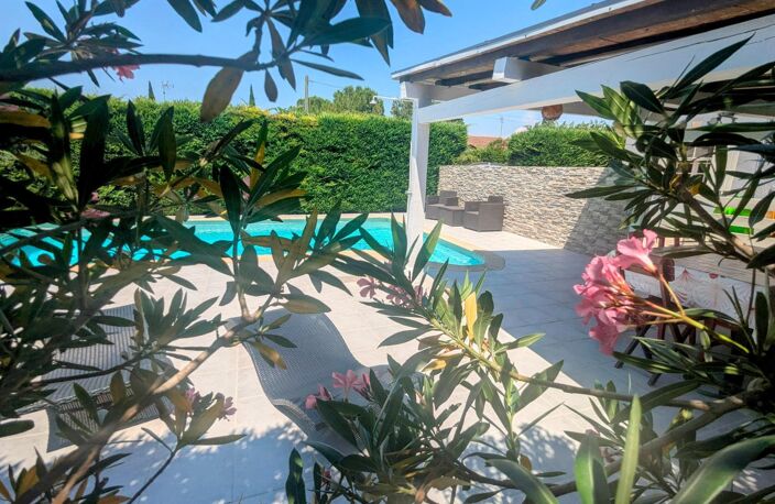 Plain-pied avec piscine sur un magnifique terrain arboré. — photo 2