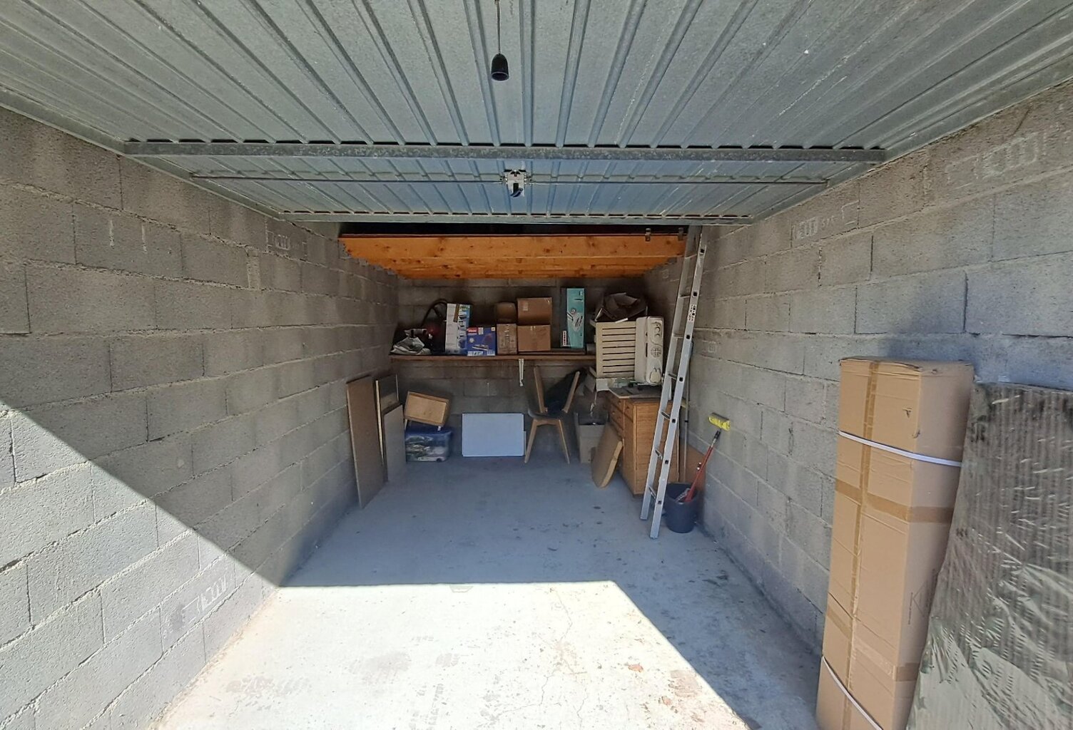 Garage — photo 1