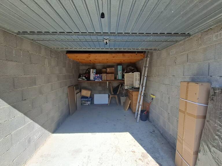Garage — photo 1